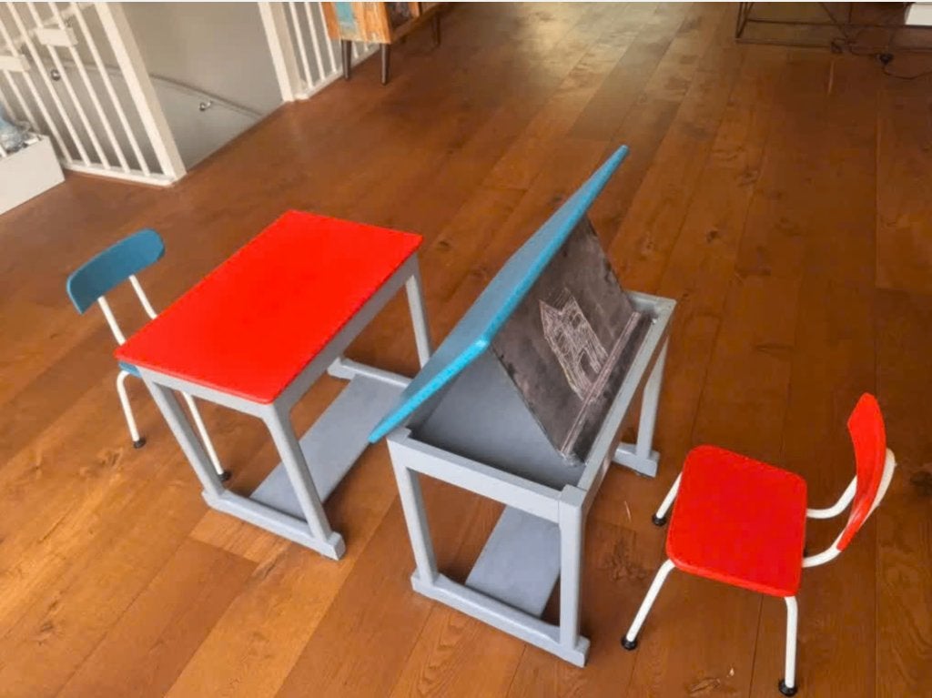 2x vrolijke en leuke lessenaar met krijtbord en stoeltje, Kinderen en Baby's, Ophalen, Gebruikt, Tafel(s) en Stoel(en)