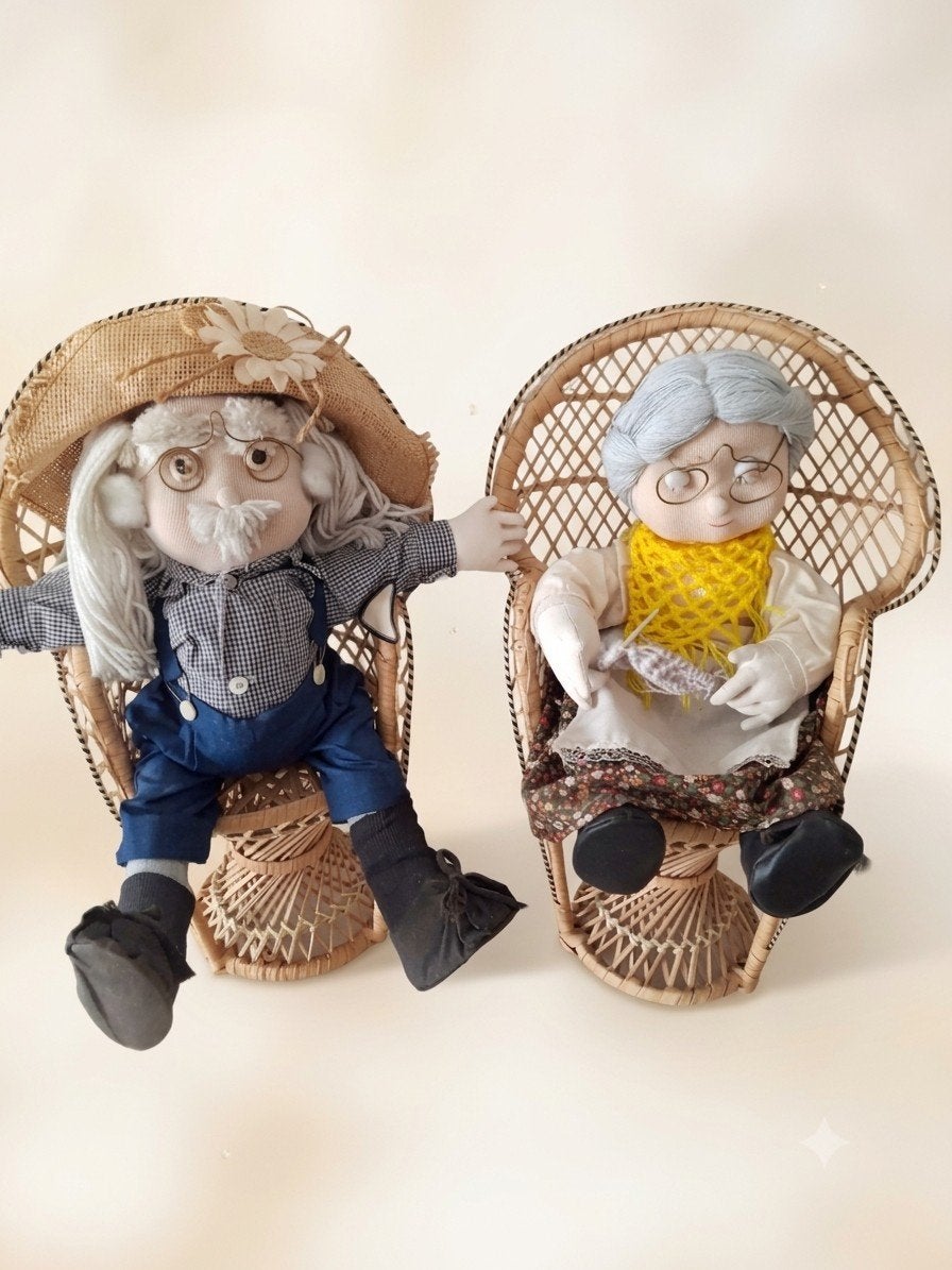 Vintage Opa & Oma Poppen in Rotan Pauwenstoeltjes, Ophalen of Verzenden, Gebruikt, Pop
