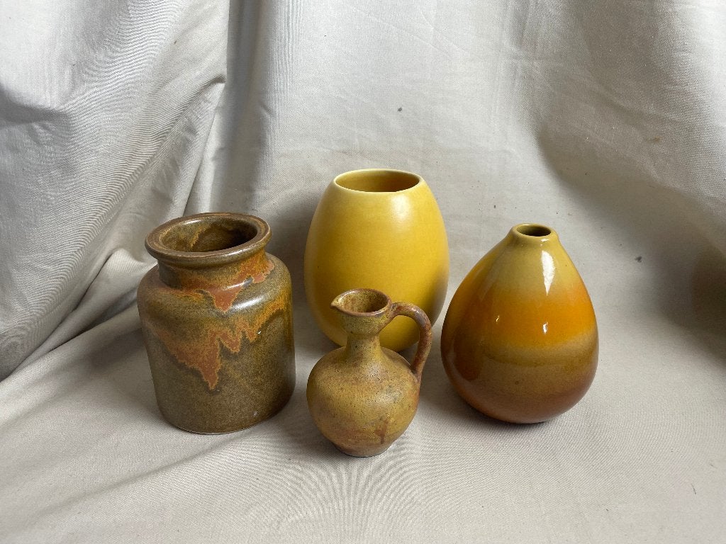 4 vintage oker bruine aardewerken vaasjes, Gebruikt, Overige kleuren, 14 cm, Ophalen of Verzenden