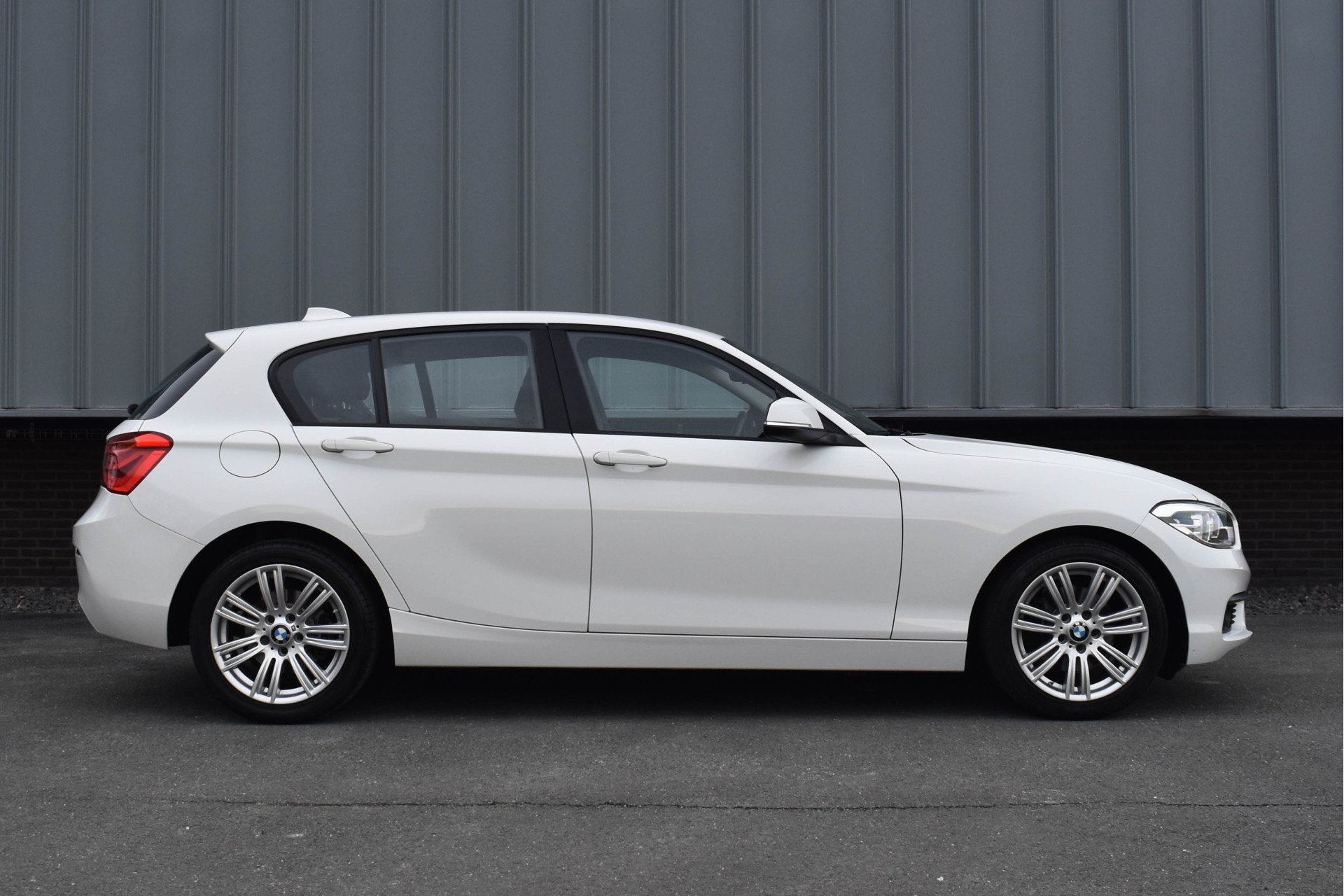 BMW 1-serie 120i Aut. 177PK | Leder | Navi | NL Auto | Deal., Auto's, Achterwielaandrijving, Gebruikt, 4 cilinders, Wit