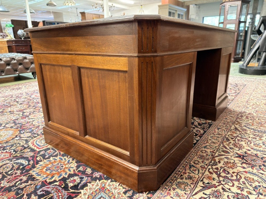 Foto 8 van Klassiek Engels Bureau met Bureaustoel