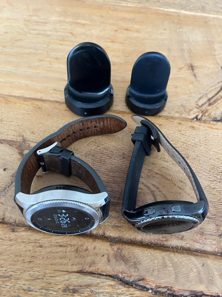Twee Samsung Gear S3/S2 smartwatches met opladers, Ophalen of Verzenden, Gebruikt, Zwart, Android