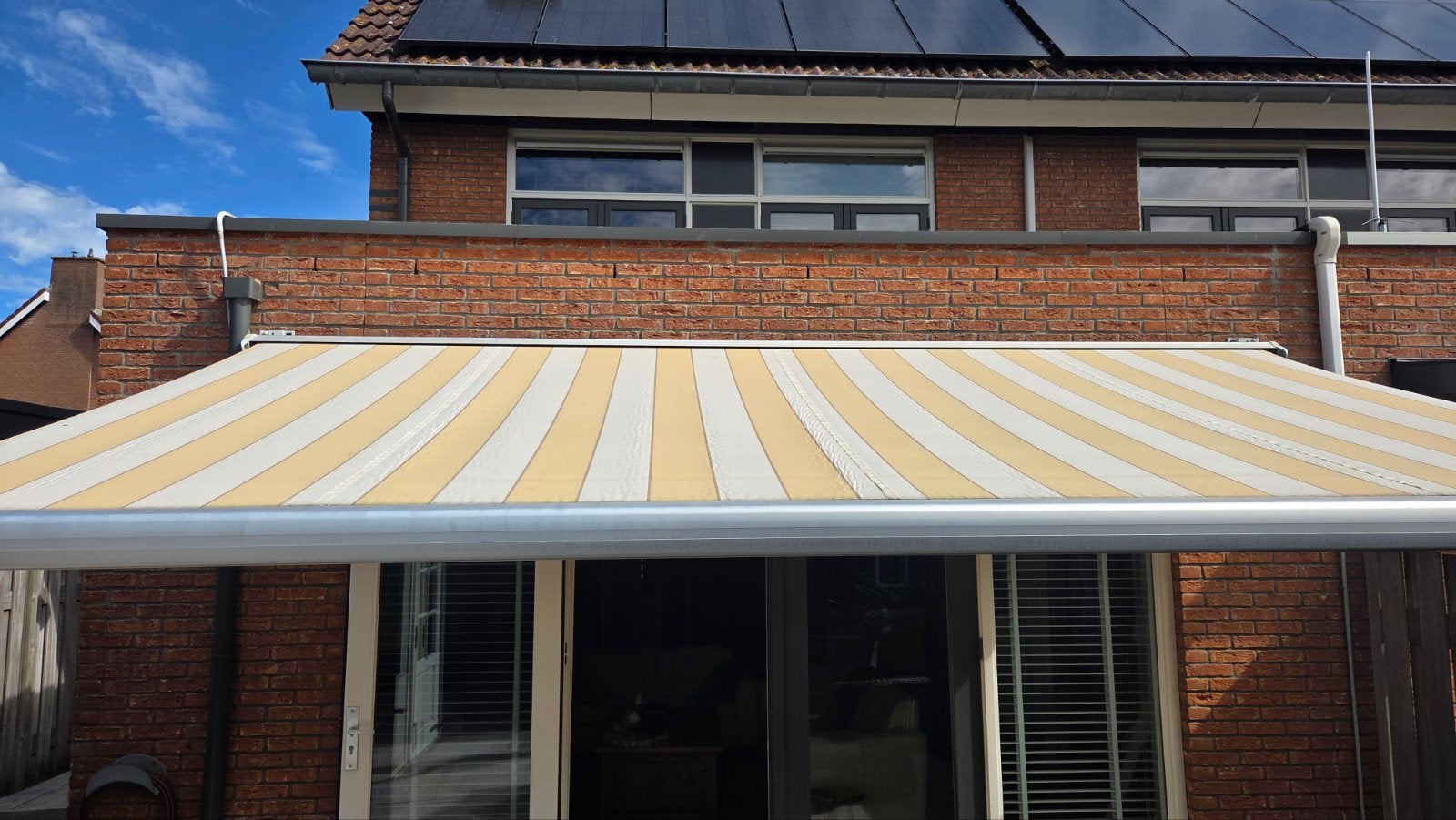 Knikarmscherm - Geel/Wit gestreept - 250cm uitsl. en 450cm b, Tuin en Terras, Zonneschermen, Ophalen, Gebruikt, 450 cm of meer