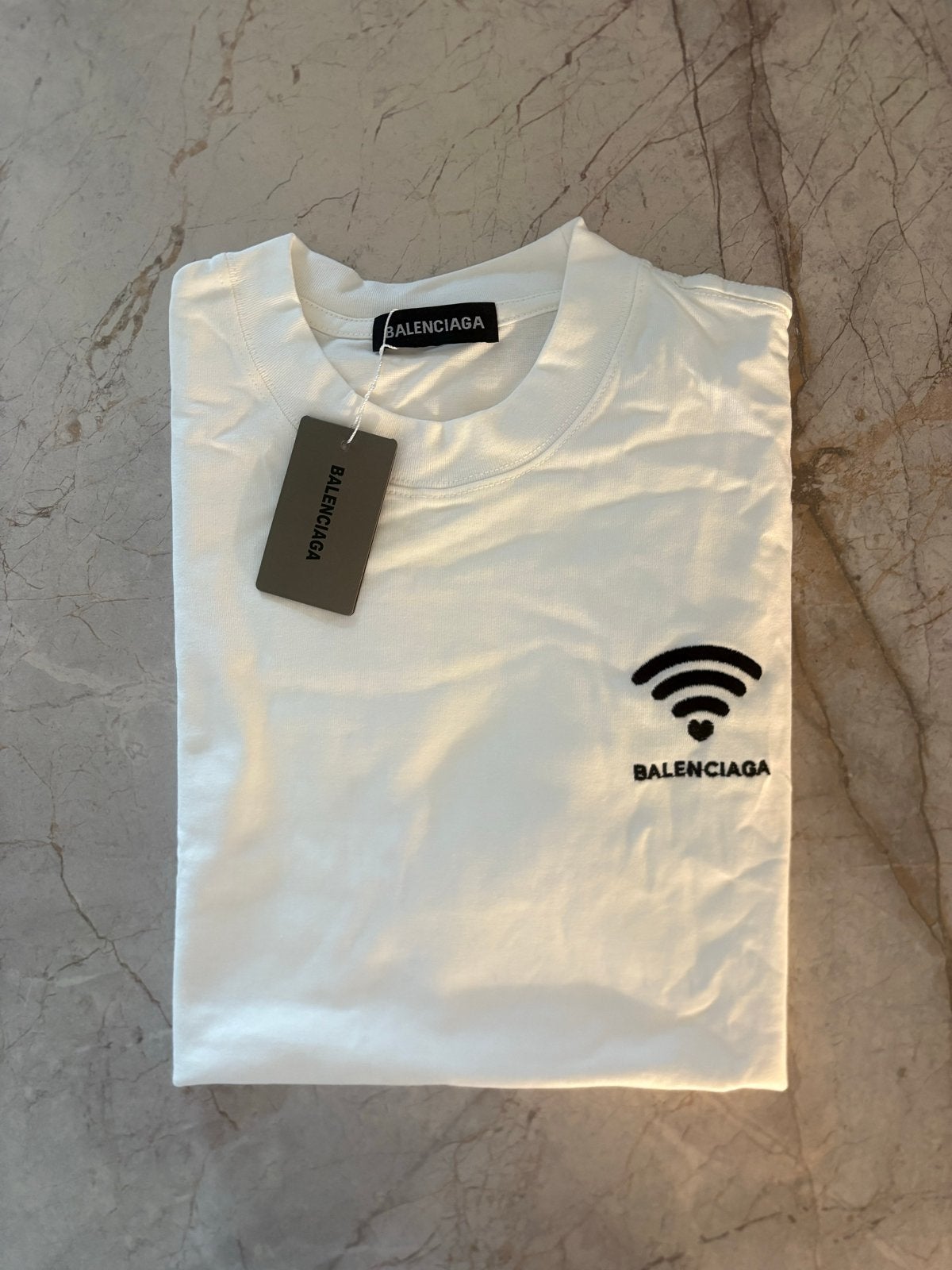 Balenciaga T-shirt met WiFi-logo - Nieuw met kaartjes, Ophalen of Verzenden, Nieuw, Maat 52/54 (L), Wit