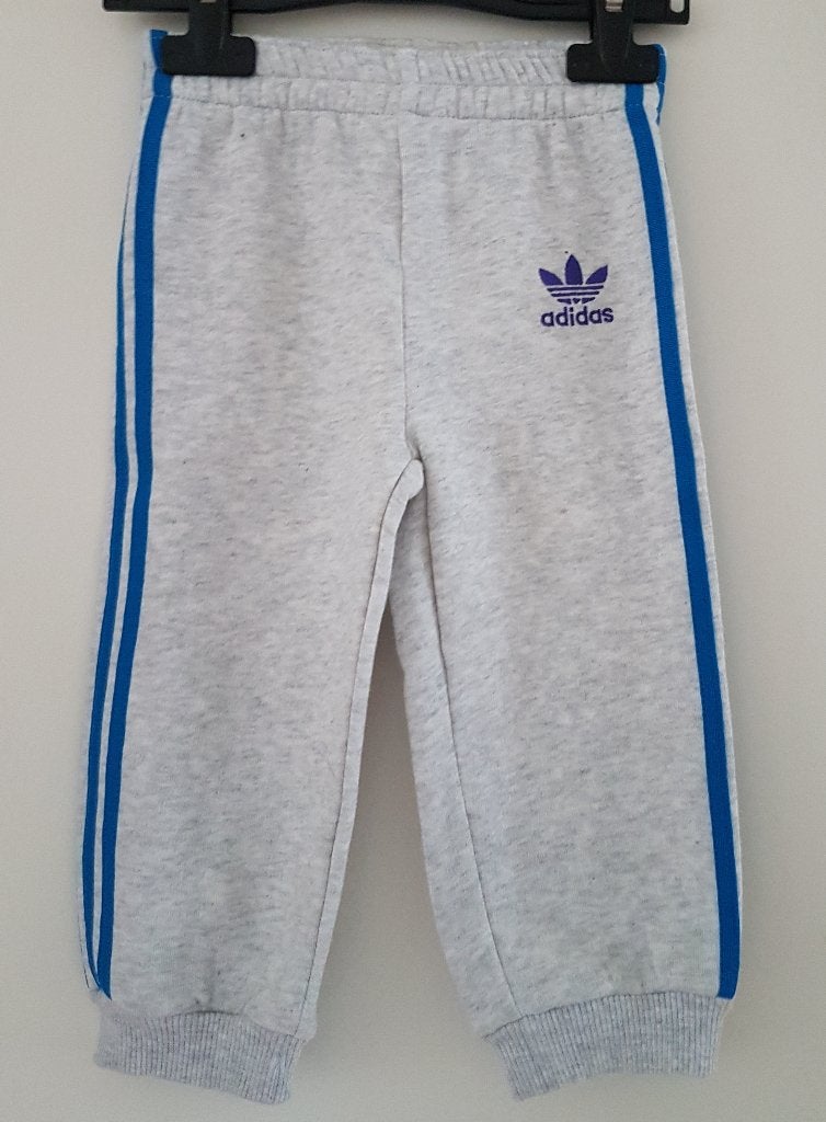 Grijze Adidas joggingbroek maat 80 NIEUW (0624) a, Kinderen en Baby's, Babykleding | Maat 80, Adidas, Broekje, Nieuw, Ophalen of Verzenden