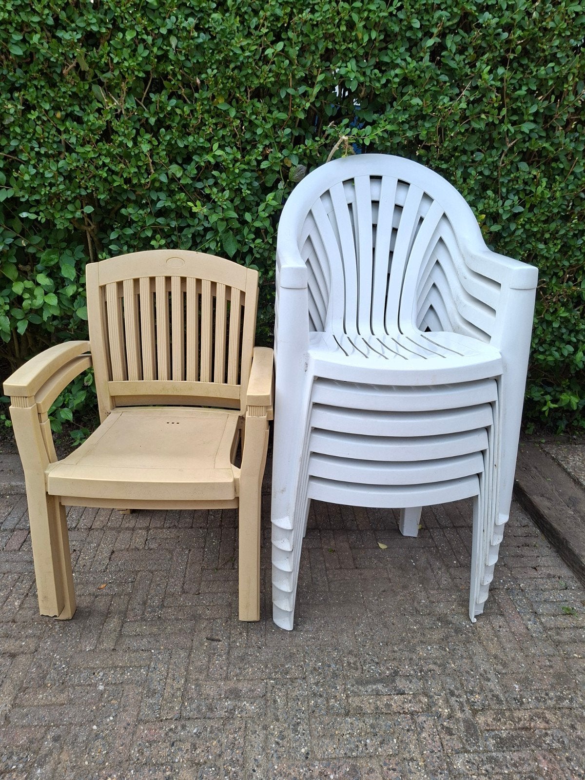 8 tuinstoelen: 6 wit, 2 beige - gebruikt, goede staat, Tuin en Terras, Tuinstoelen, Ophalen, Gebruikt, Plastic, Stapelbaar