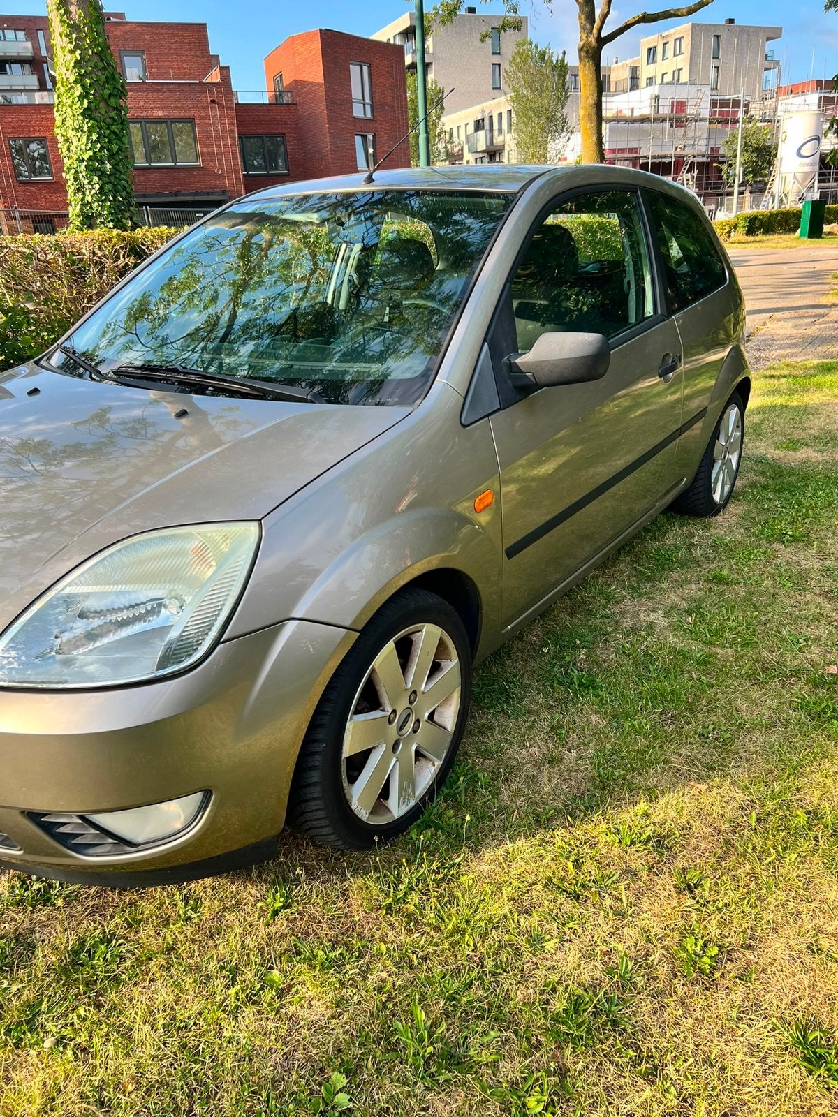 Ford Fiësta 1.3 8V 3DR 2004 Grijs (lekkage + pomp defect!), Auto's, 1299 cc, 40 €/maand, 4 cilinders, Origineel Nederlands
