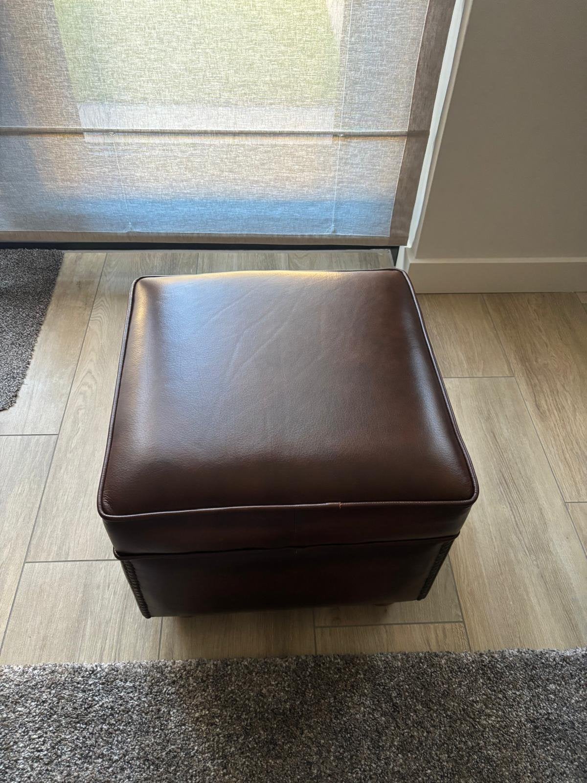 Te Koop nieuwe originele Chesterfield poef, Ophalen, Nieuw, Minder dan 50 cm