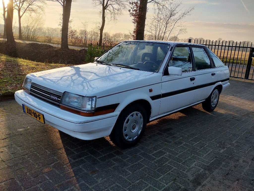 Toyota carina  1,6XL oldtimer 1987 apk tot 2028, Auto's, Voorwielaandrijving, 74 pk, 1057 kg, 4 cilinders
