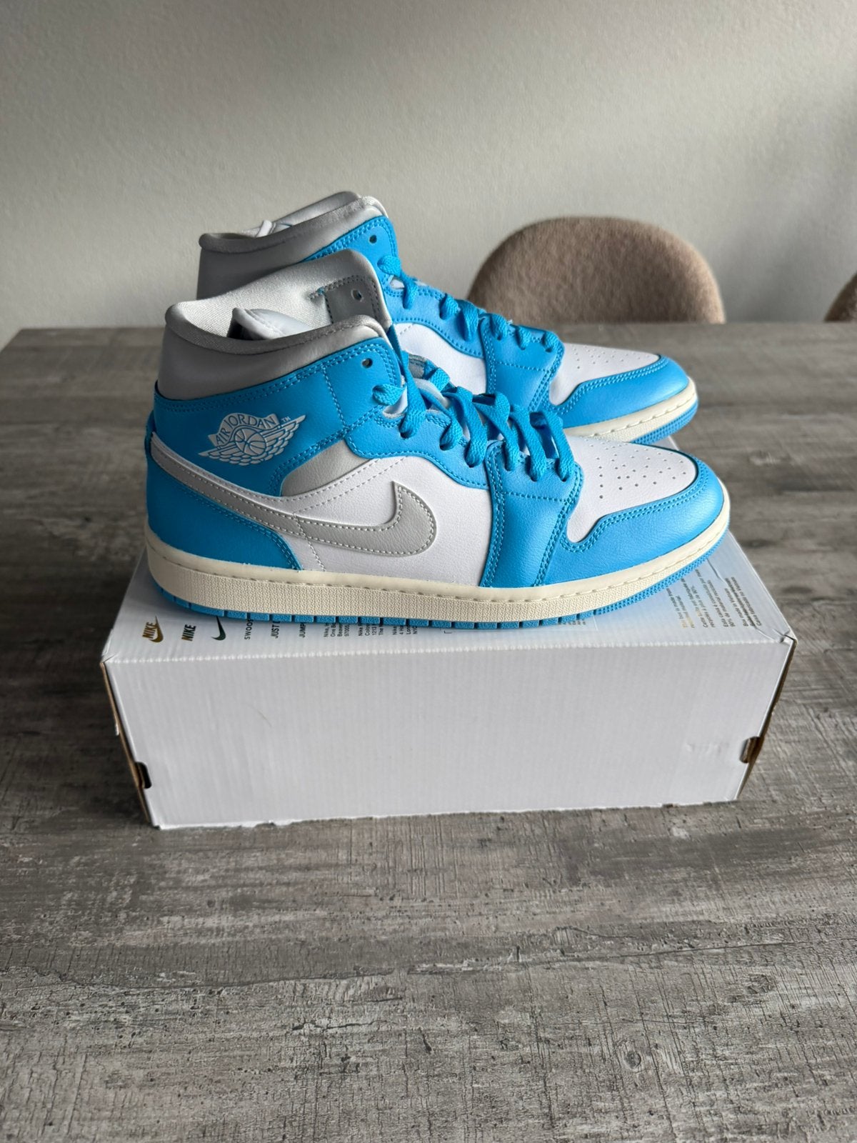 Te koop nieuw paar nike air jordan 1 mid in maat 42,5 (42.5), Blauw, Nieuw, Ophalen of Verzenden, Sneakers of Gympen