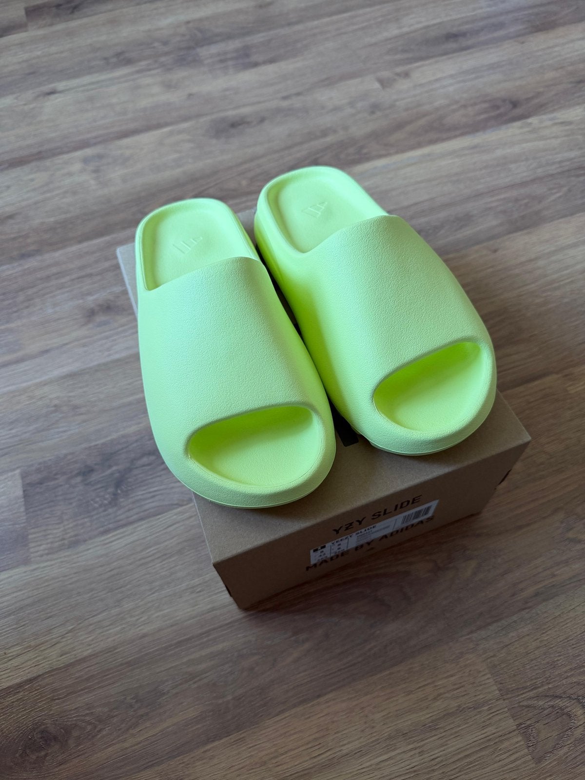 Nieuwe Yeezy Slide Glow Green HQ6447 in maat 42, Ophalen, Nieuw, Overige kleuren