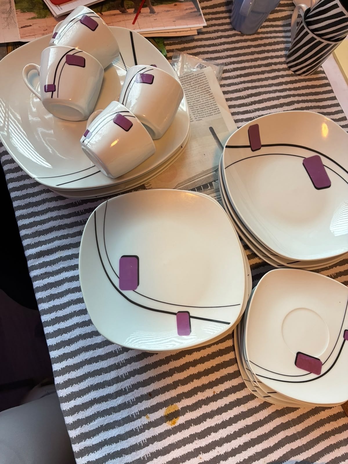 servies met paarse accenten - Modern design, Huis en Inrichting, Gebruikt, Keramiek, Ophalen of Verzenden, Modern