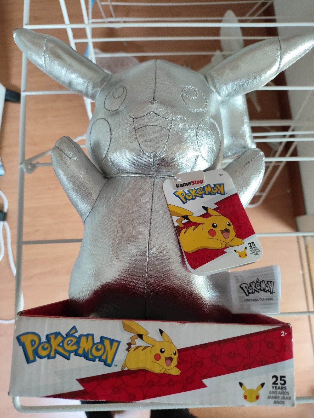 Pokémon Pikachu 25 Jaar Jubileum Knuffel GameStop, Hobby en Vrije tijd, Ophalen of Verzenden, Nieuw, Overige typen