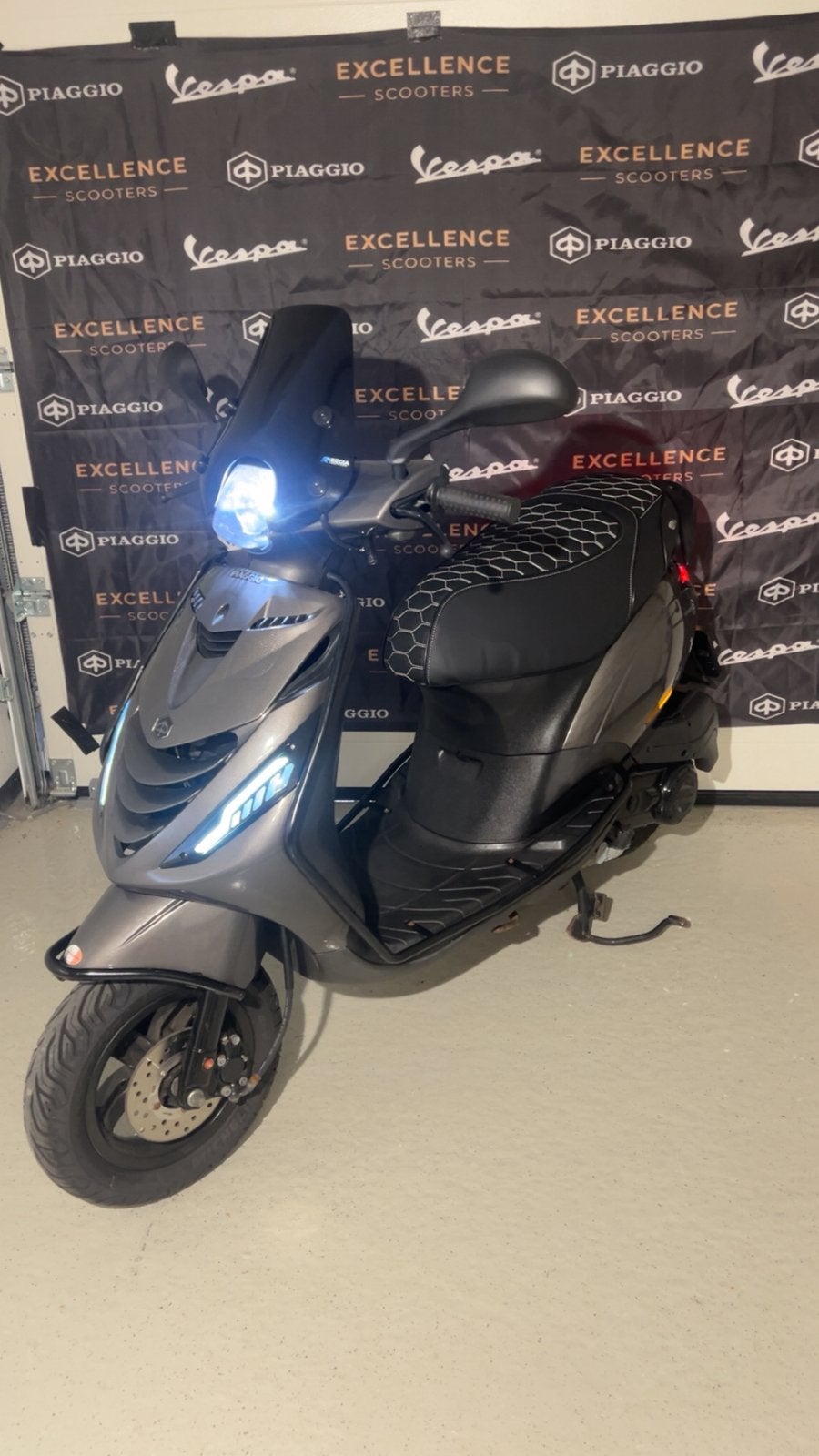 Piaggio zip 4t 3v brom 2019 full option, Fietsen en Brommers, Scooters | Piaggio, Ophalen, Maximaal 45 km/u, Zip, Zo goed als nieuw