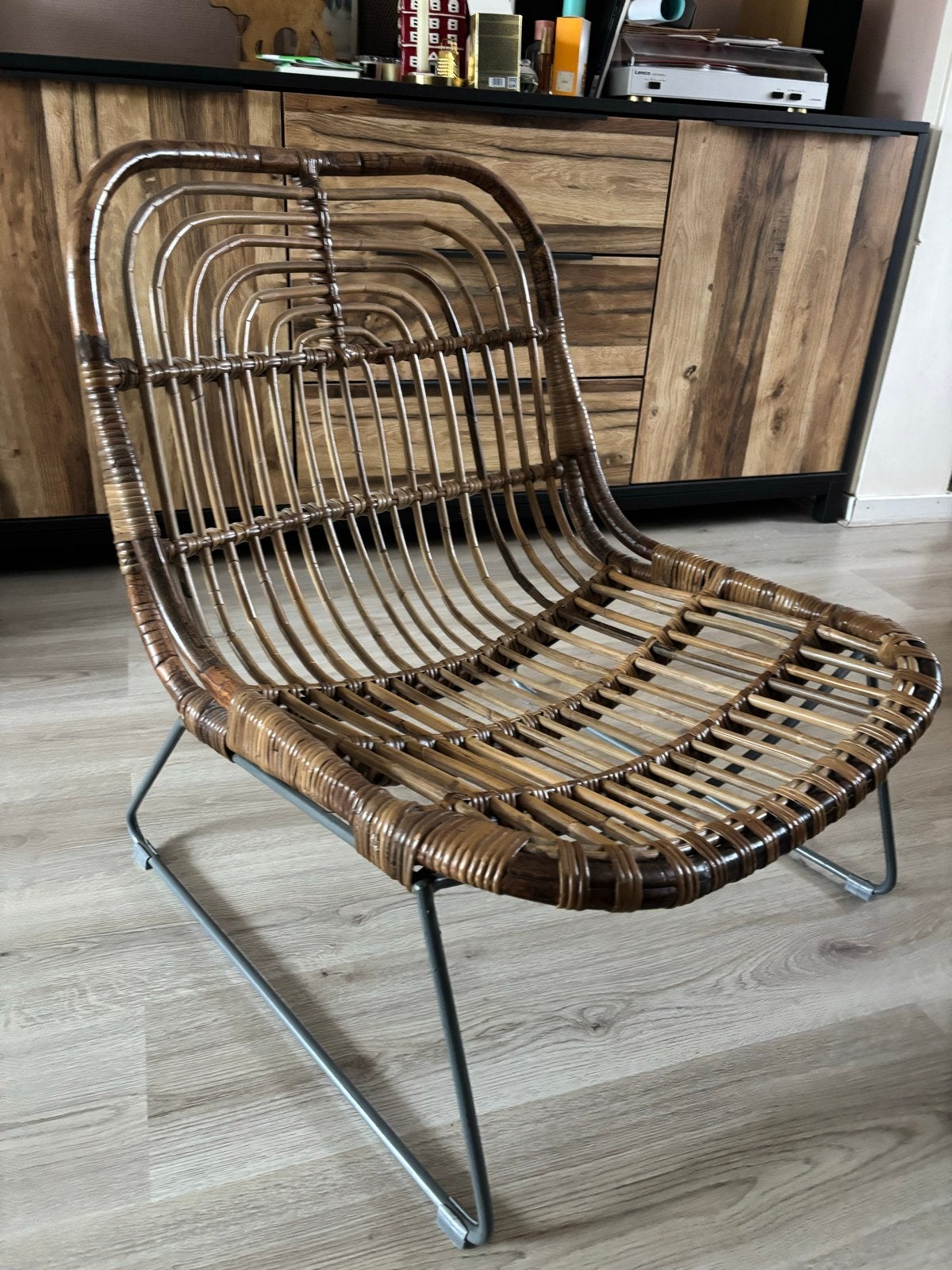 Rotan stoel met metalen onderstel, Ophalen, Gebruikt, Bruin, Riet of Rotan