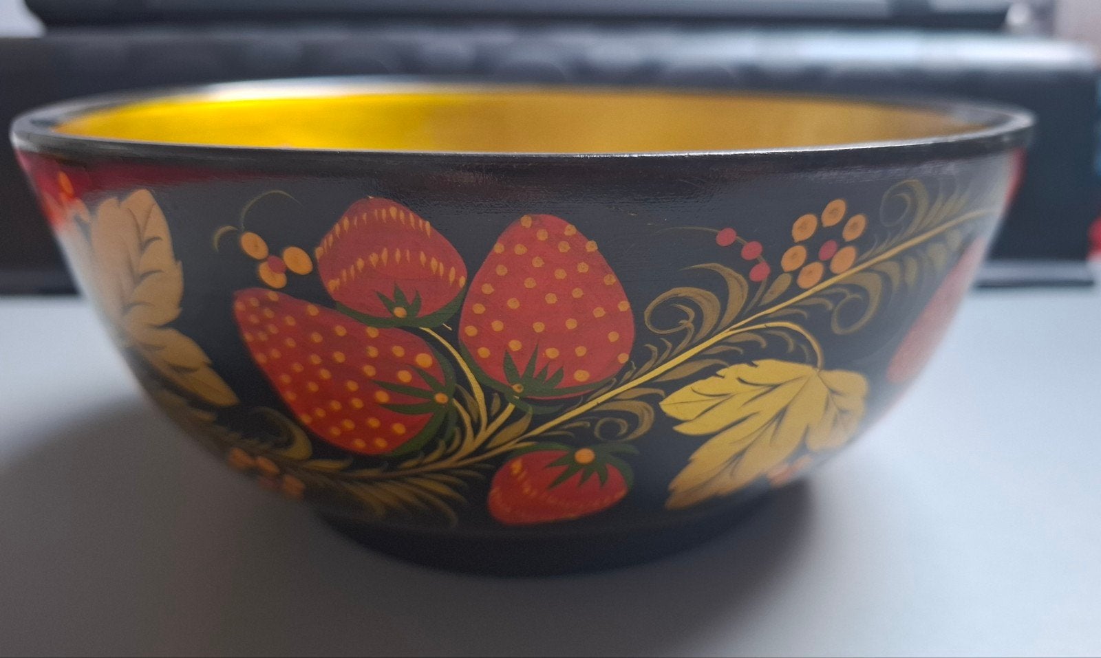 Russische Khokhloma kom met aardbeien decor, Antiek en Kunst, Curiosa en Brocante, Ophalen of Verzenden