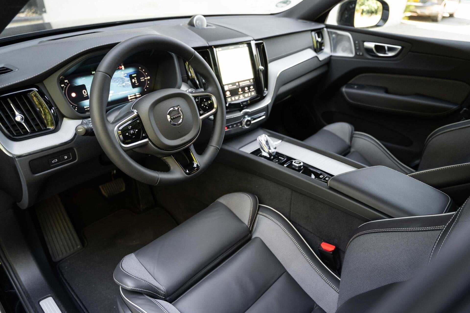 Volvo XC60 T8 Ultra Black Ed. Luchtvering B&W Pano HUD 21", Auto's, Automaat, Gebruikt, 4 cilinders, 1969 cc