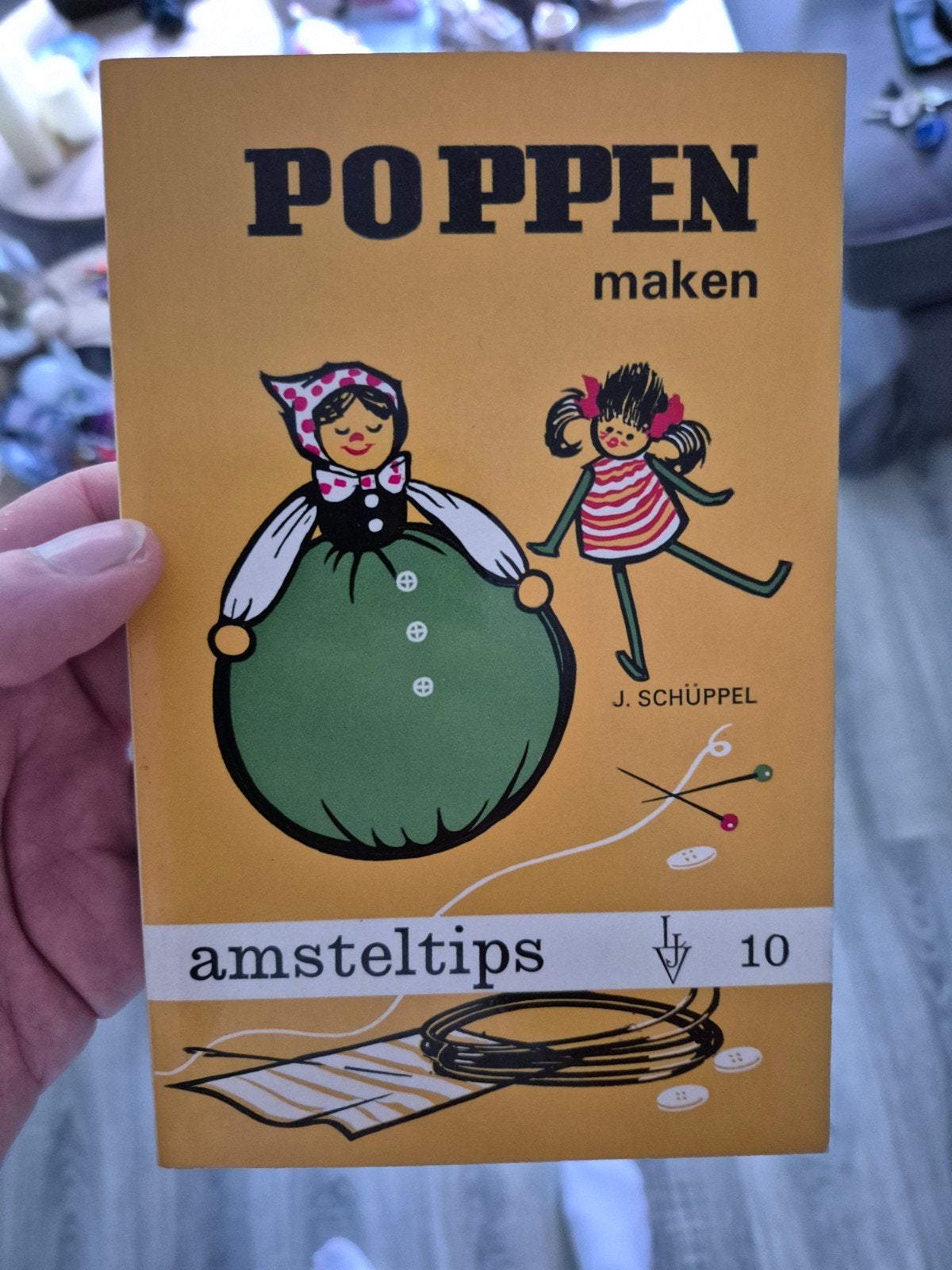 Poppen maken - Amsteltips 10 - J. Schüppel, Boeken, Hobby en Vrije tijd, Gelezen, J. Schüppel, Ophalen of Verzenden, Poppen maken