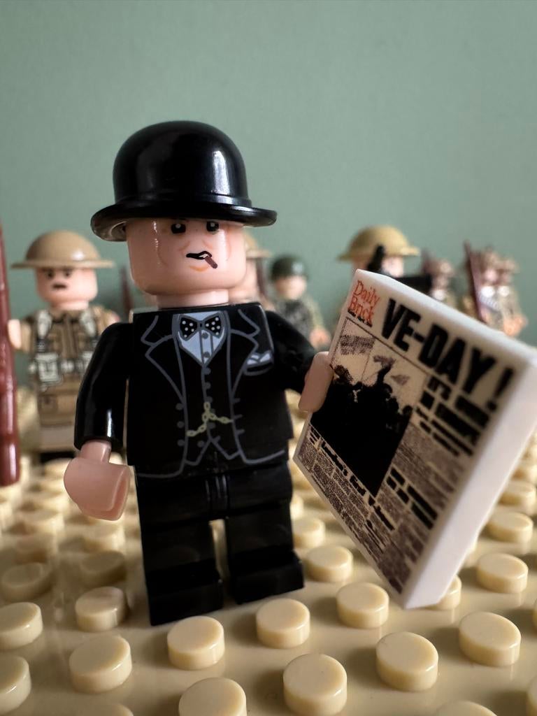Lego Winston Churchill minifiguur met krant WW2, Ophalen of Verzenden, Gebruikt, Overige merken