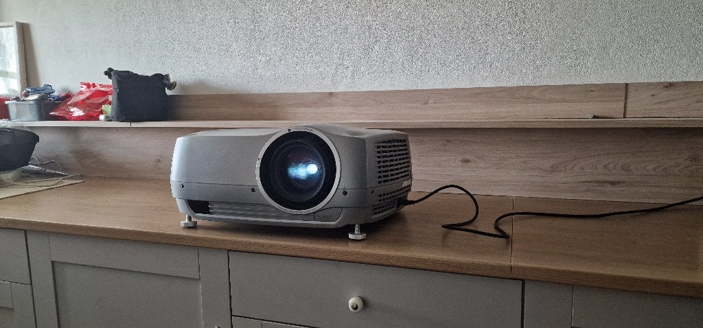 Beamer Barco Projectiondesign F32 + 4K TV Google + Scherm, Barco - Projectiondesign, Ophalen of Verzenden, Zo goed als nieuw, DLP