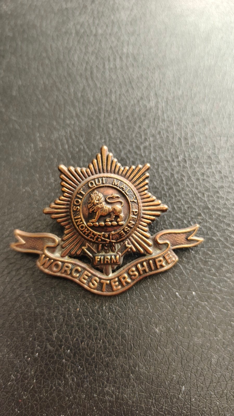 Originele WW1 capbadge Worcestershire Regiment., Ophalen of Verzenden, Landmacht, Engeland, Embleem of Badge