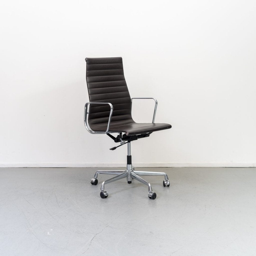 Vitra EA 119 Bureaustoel Donkerbruin Leer – Chroom, Vitra, Zo goed als nieuw, Niet ingevuld, Niet ingevuld
