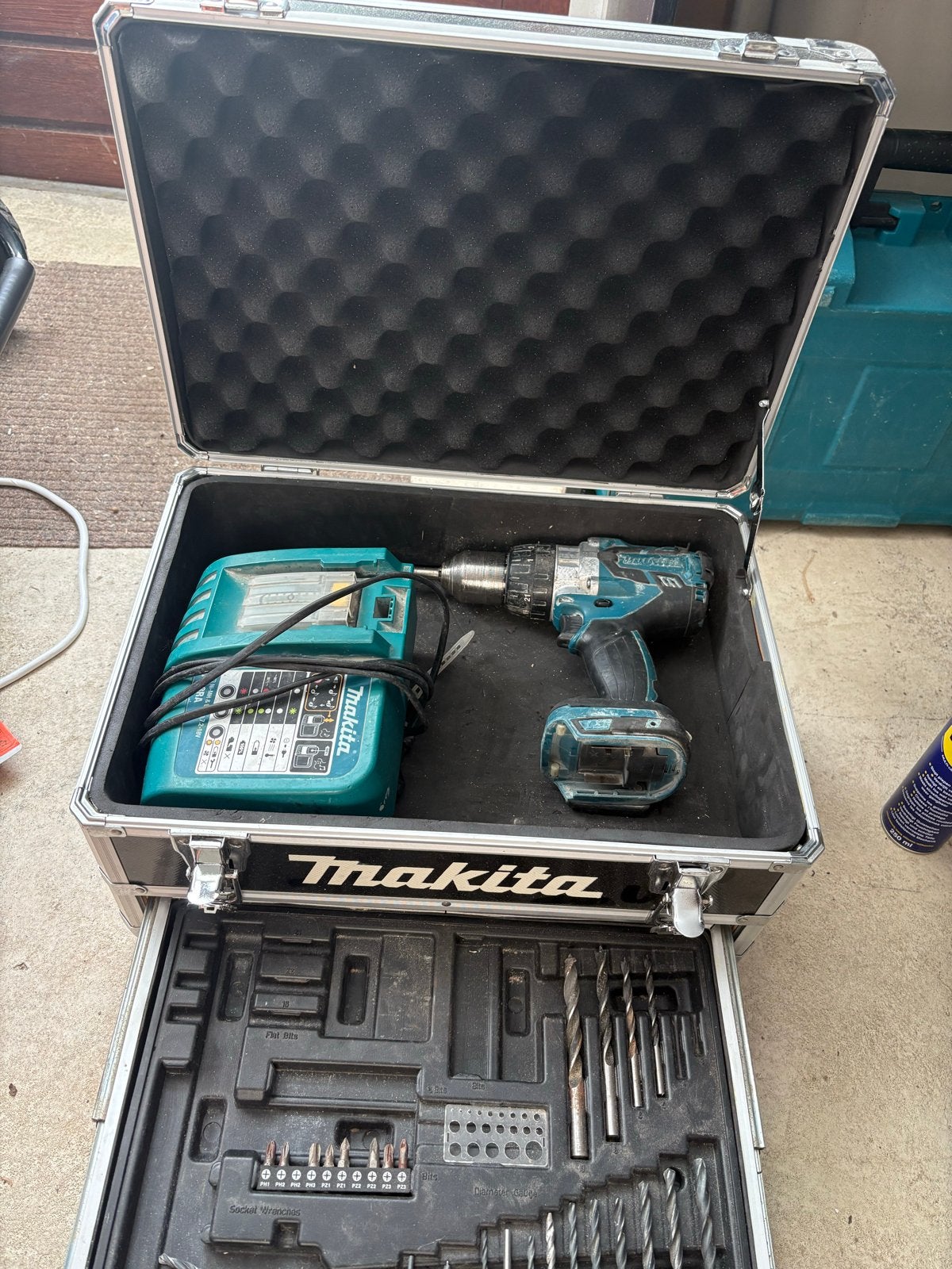 Makita 18V Accuboormachine met lader en koffer, Doe-het-zelf en Verbouw, Variabele snelheid, Ophalen of Verzenden, Boor- en Schroefmachine