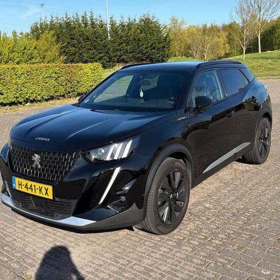 Peugeot 2008 1.2 Puretech GT, Voorwielaandrijving, Zwart, 1199 cc, Leder en Stof