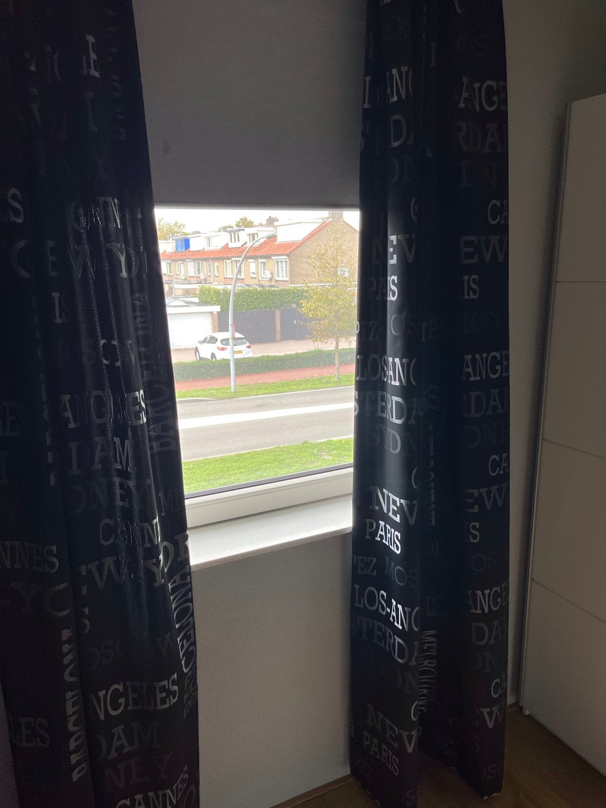 2 zwarte kinderkamer gordijnen met stedenprint - 258x65 cm, Huis en Inrichting, Ophalen, Gebruikt, Zwart, Gordijn