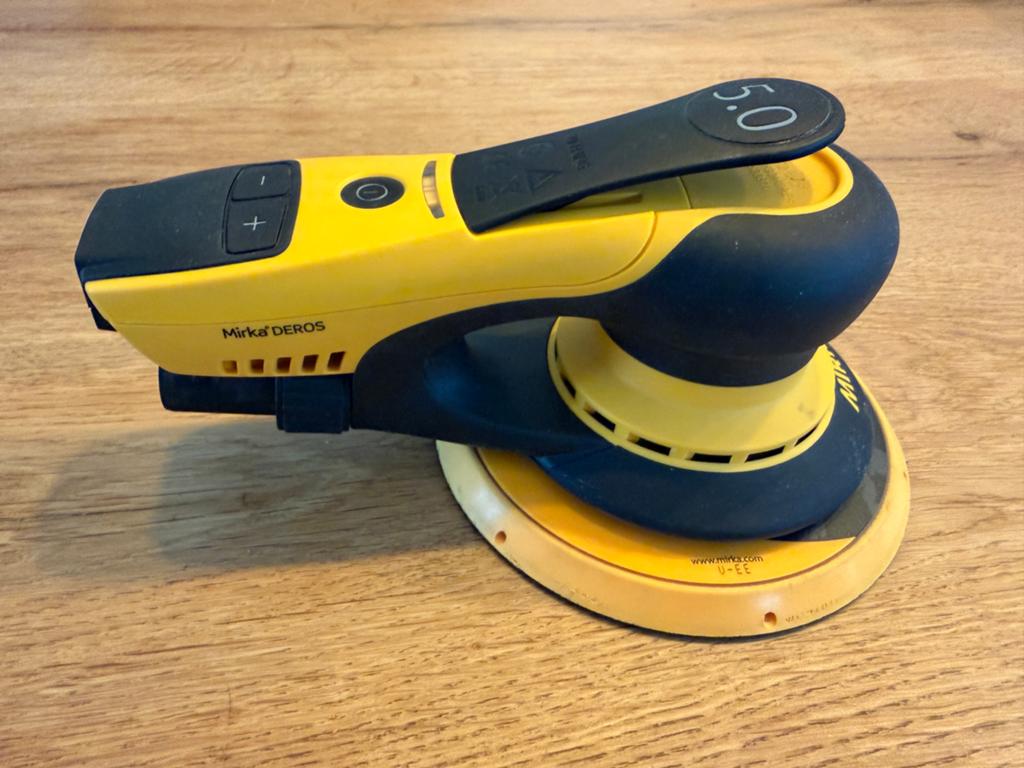 Mirka Deros 650CV 150mm, uitslag 5.0mm schuurmachine, Doe-het-zelf en Verbouw, Ophalen of Verzenden, Zo goed als nieuw, Minder dan 600 watt