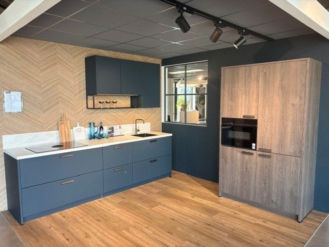 showroomkeuken met Bora kookplaat en keramieken werkblad, Huis en Inrichting, Ophalen, Blauw, Enkelwandige keuken, Greeploos