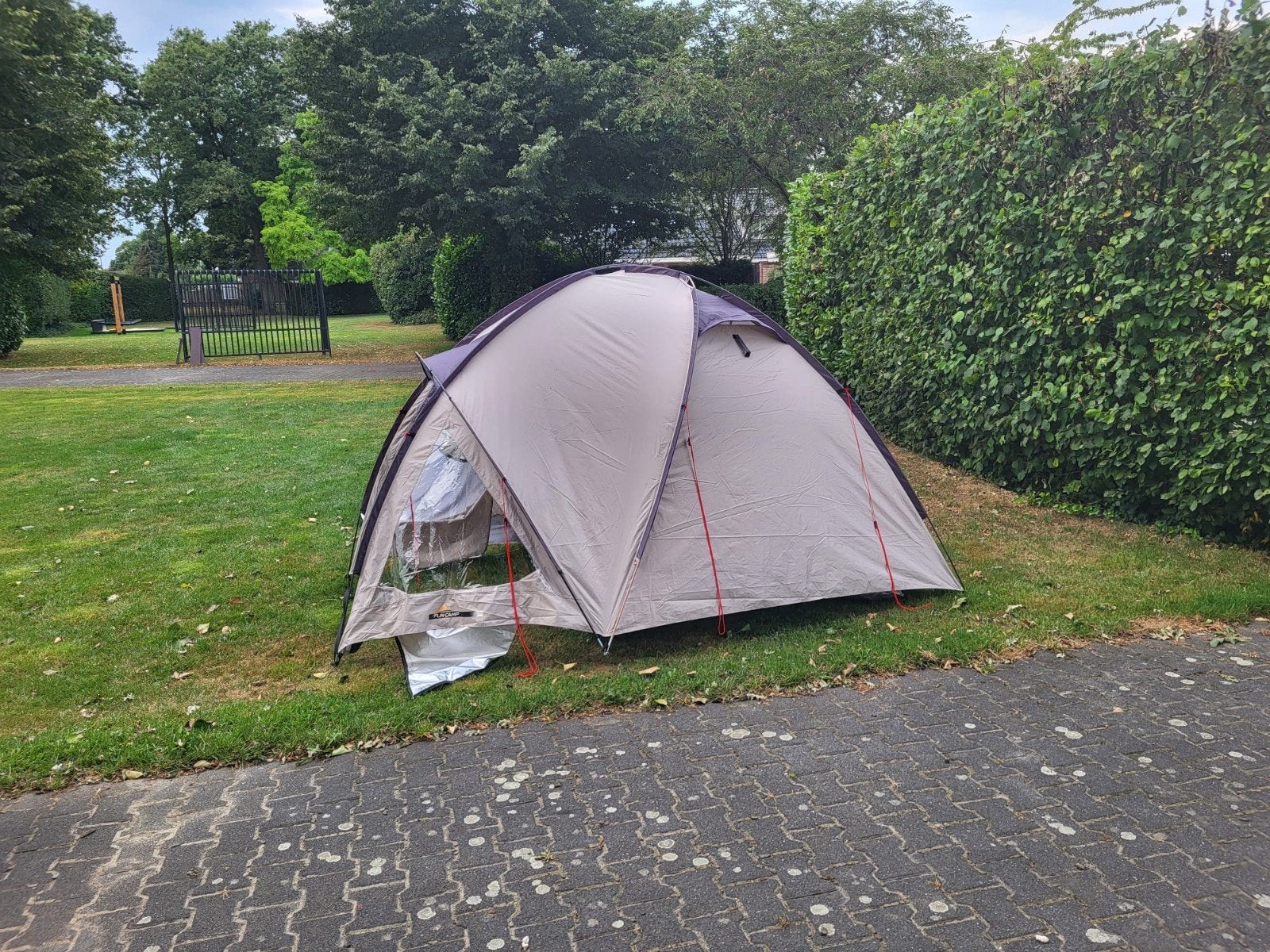 Fun Camp Iglotent - Comfortabel 3-persoons kampeertent, Ophalen, Zo goed als nieuw, Tot en met 3