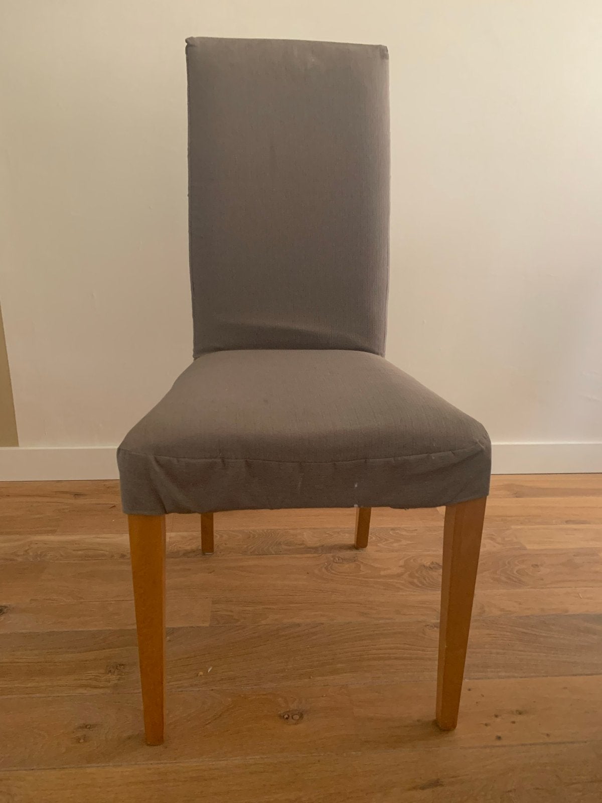 6 stuks taupe kleurige eetkamerstoelen met houten poten, Ophalen, Gebruikt, Stof, Grijs