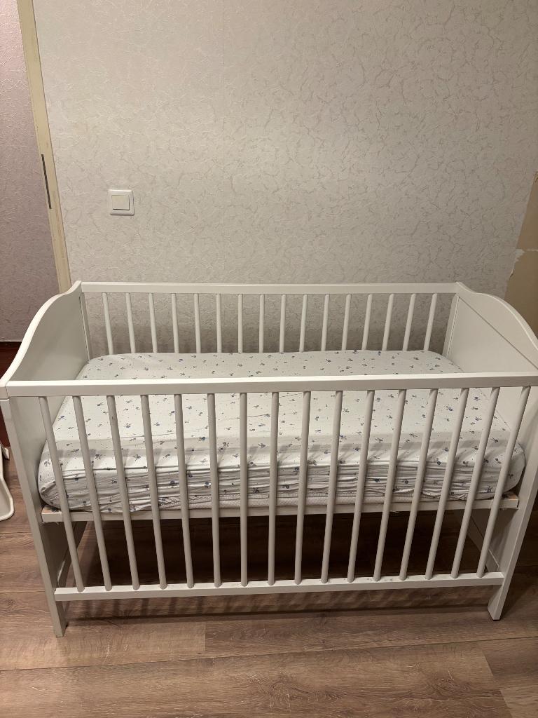 Baby bed IKEA inclusief matras ( GOEDE STAAT ), Ophalen, Zo goed als nieuw, Ledikant