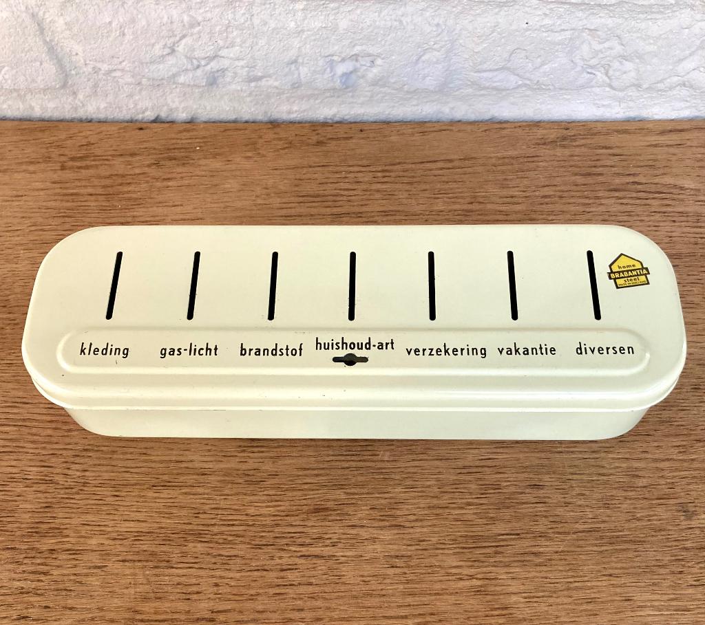 Vintage geldkistje Brabantia. Spaarpot met 7 vakken jaren 60, Verzamelen, Spaarpotten, Ophalen of Verzenden, Gebruikt, Metaal of Blik