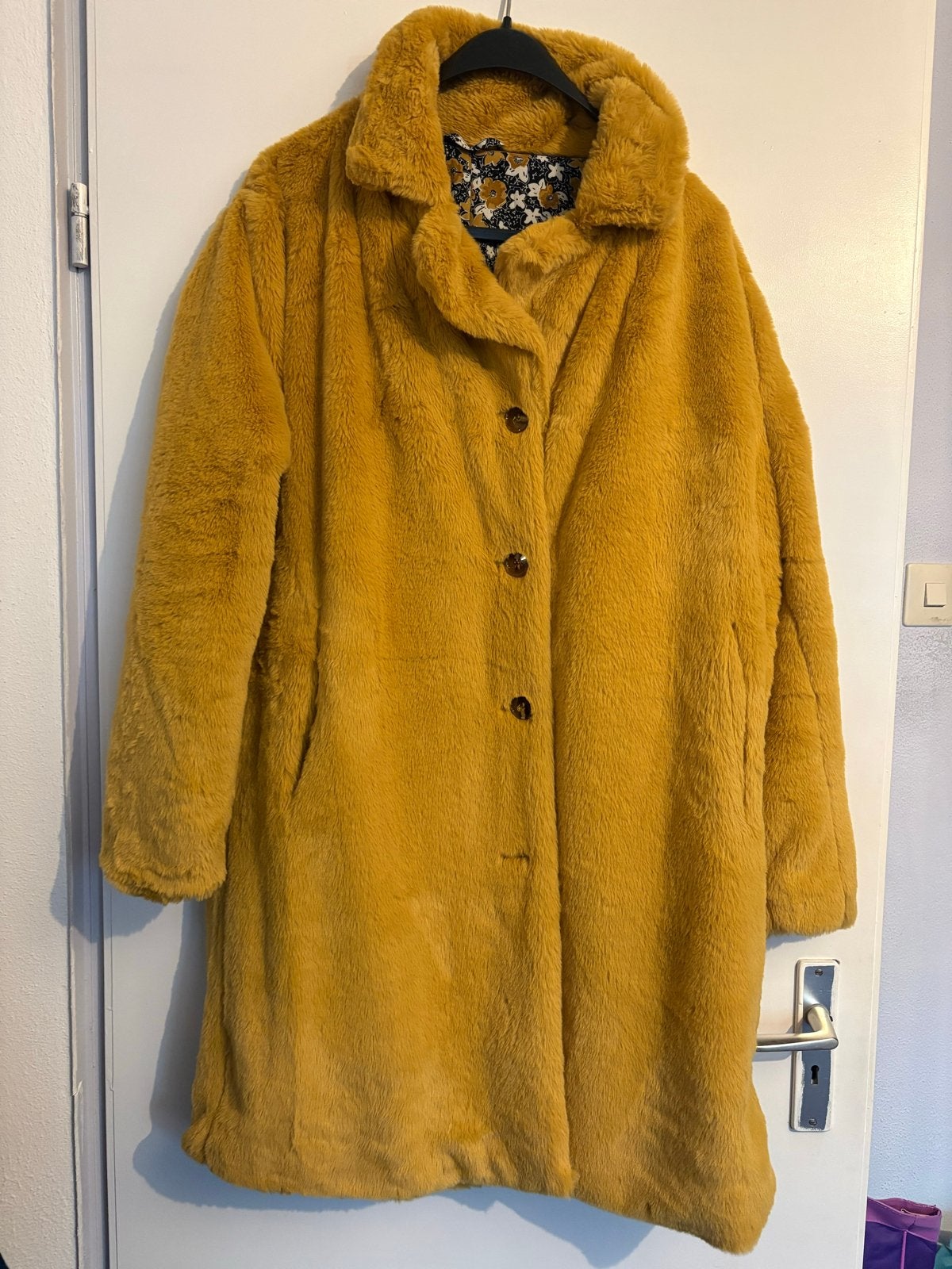 Okergele faux fur jas met bloemenprint voering, Ophalen of Verzenden, Nieuw, Geel, Jas of Mantel