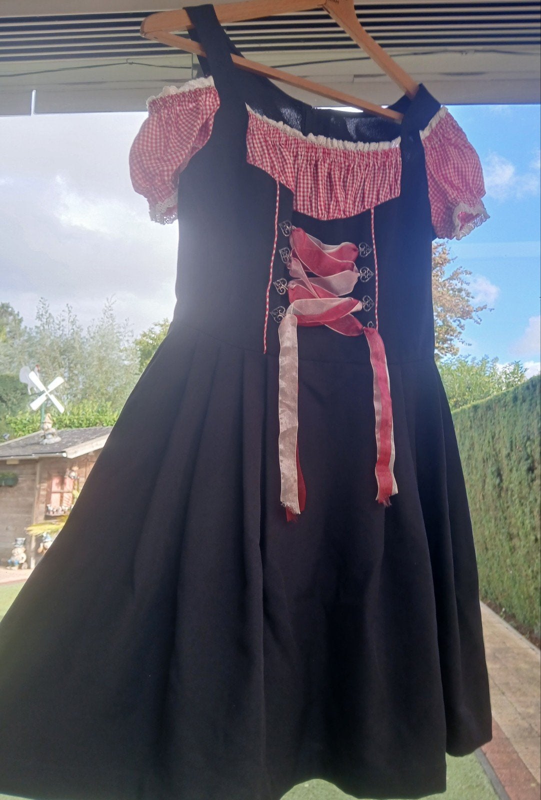 Dirndl jurk zwart met rood-wit geruite pofmouwen - Maat 36, Carnaval, Ophalen of Verzenden, Zo goed als nieuw, Kleding