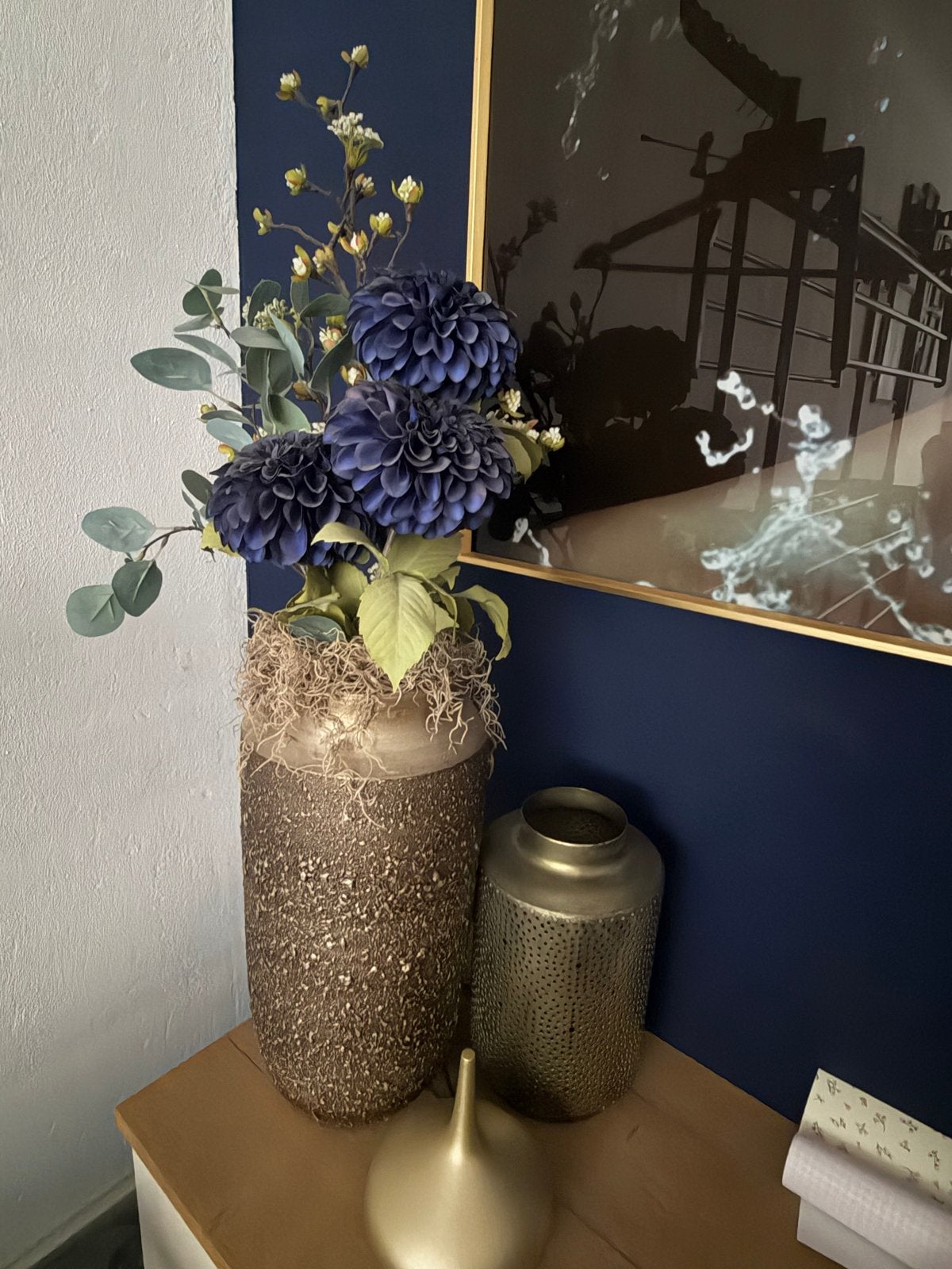 Grote bronzen vaas met kunstbloemen, Ophalen, Bruin, Met patroon/structuur, Zo goed als nieuw