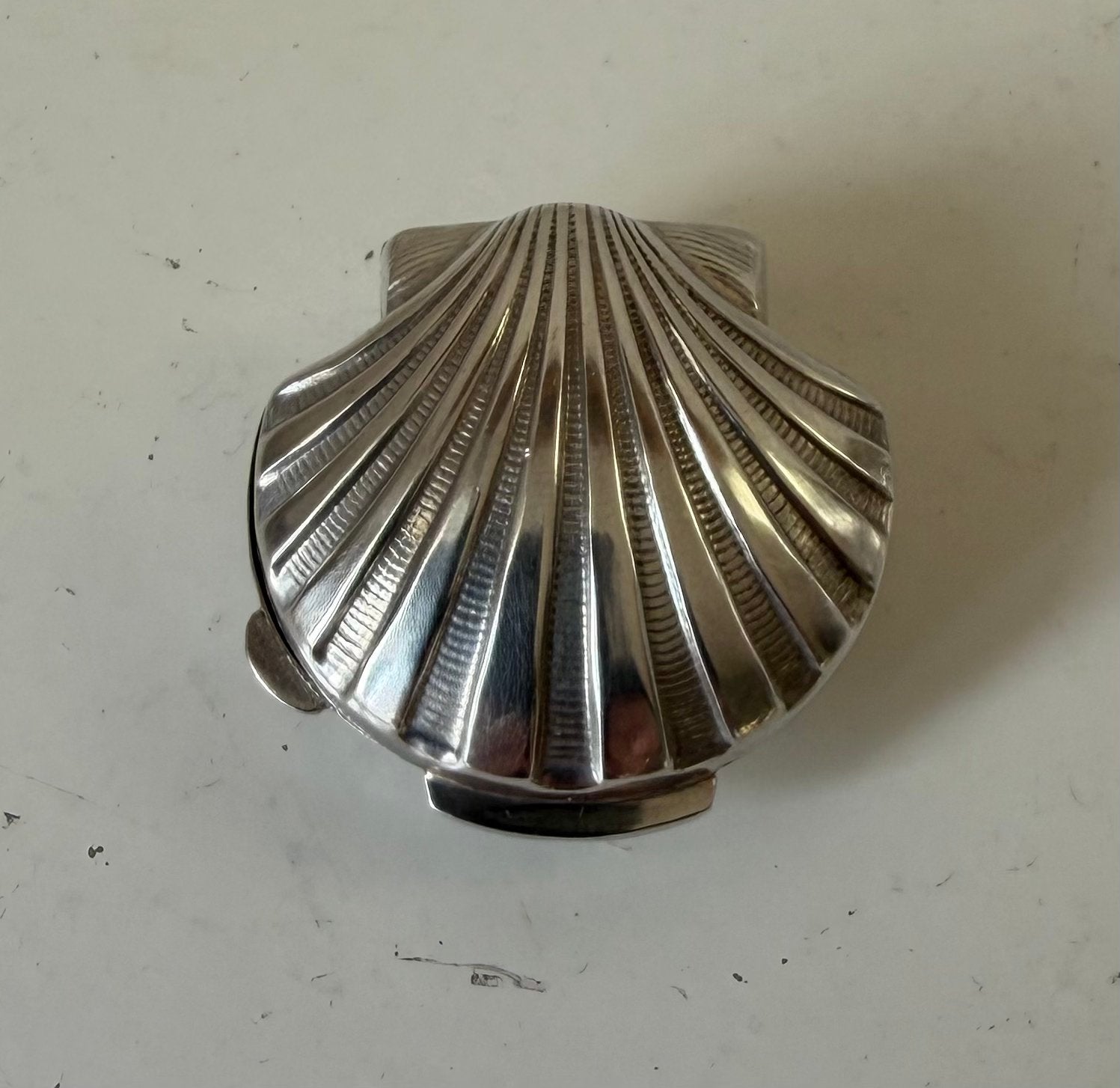 Zilveren pillendoosje in de vorm van een schelp, Antiek en Kunst, Ophalen of Verzenden, Zilver