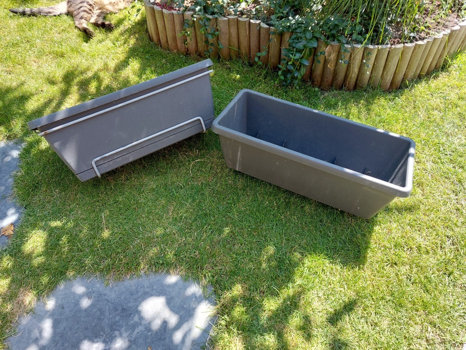 2 plantenbakken waarvan 1 met schuttingbeugel, Tuin en Terras, Bloembakken en Plantenbakken, Ophalen, Gebruikt, Rechthoekig, Kunststof
