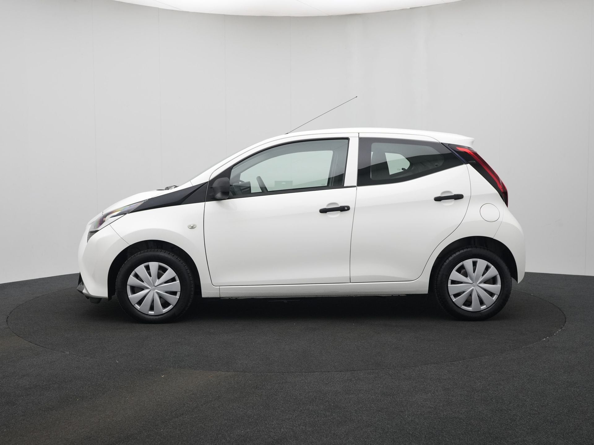 Toyota Aygo 1.0 VVT-i x | NL Auto | Dealer Onderhouden |, Auto's, Voorwielaandrijving, Stof, Gebruikt, Euro 6