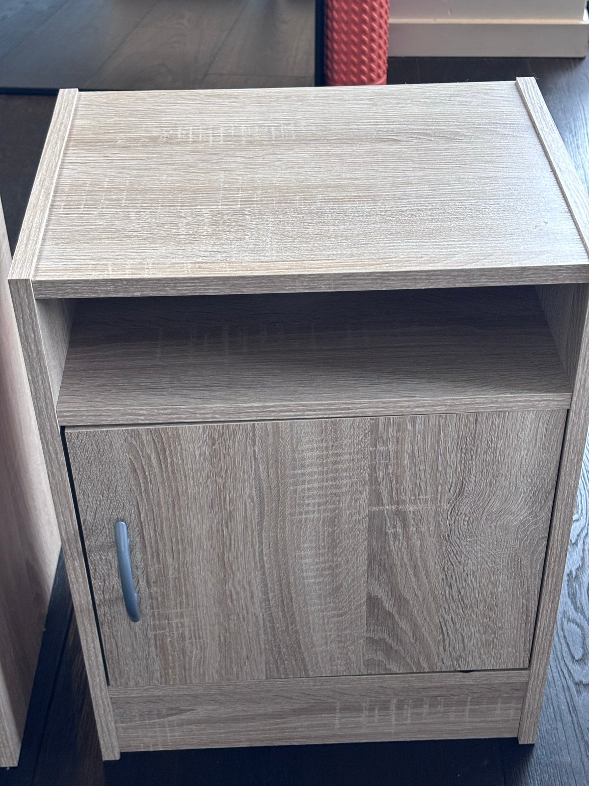 2x Nachtkastjes met deur en open vak - Houtlook, Huis en Inrichting, Slaapkamer | Nachtkastjes, Ophalen, Gebruikt, Minder dan 45 cm