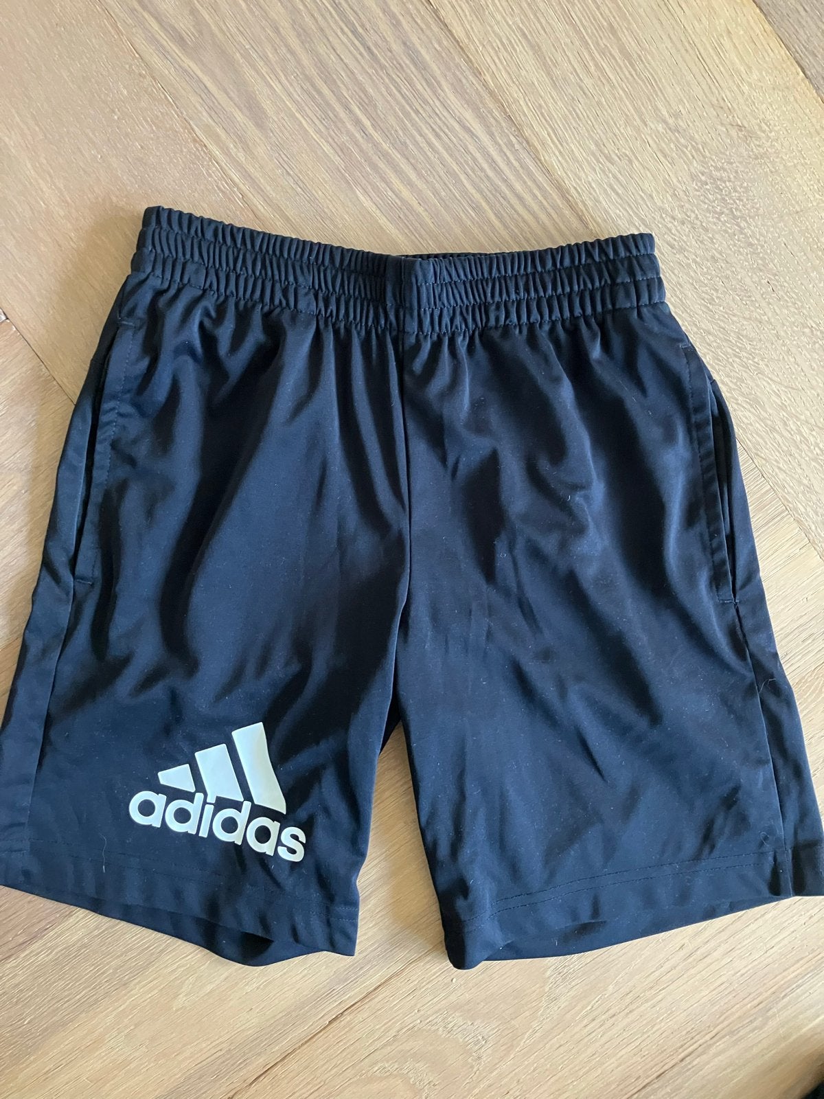Adidas sportbroekje maat 140 zgan, Ophalen of Verzenden, Zo goed als nieuw, Jongen of Meisje, Broek