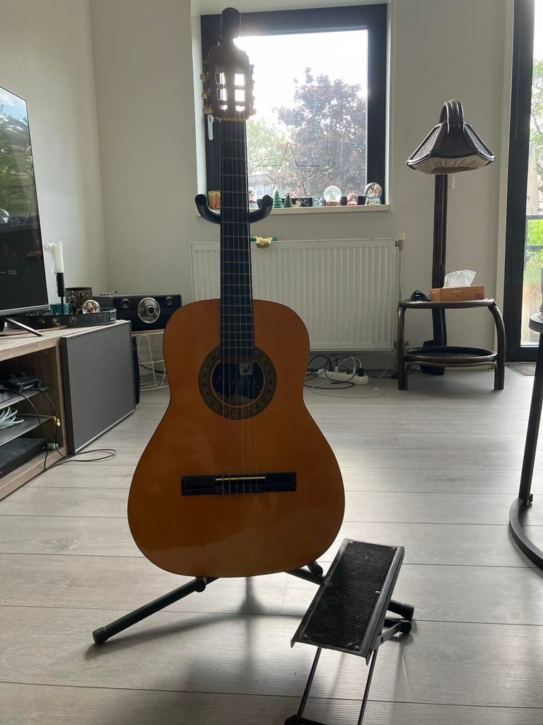 Klassieke gitaar met voetsteun en standaard, Muziek en Instrumenten, Snaarinstrumenten | Gitaren | Akoestisch, Ophalen, Zo goed als nieuw