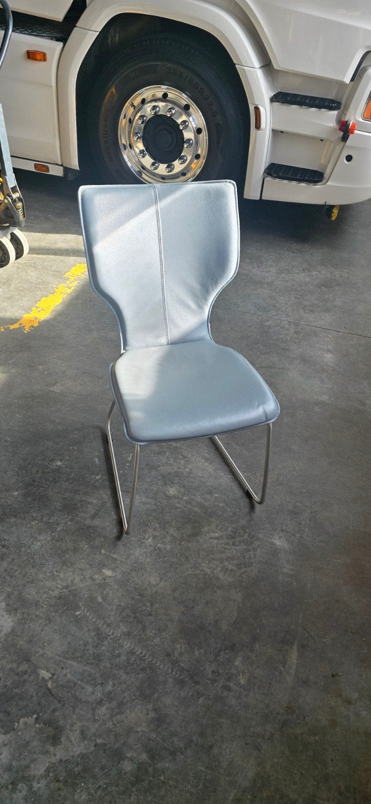 4 Moderne grijsblauwe eetkamerstoelen met metalen onderstel, Ophalen, Gebruikt, Vier, Leer