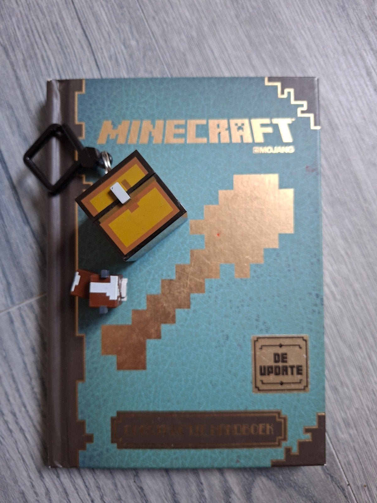 Minecraft Boek met sleutelhanger en minifiguur, Ophalen of Verzenden, Zo goed als nieuw