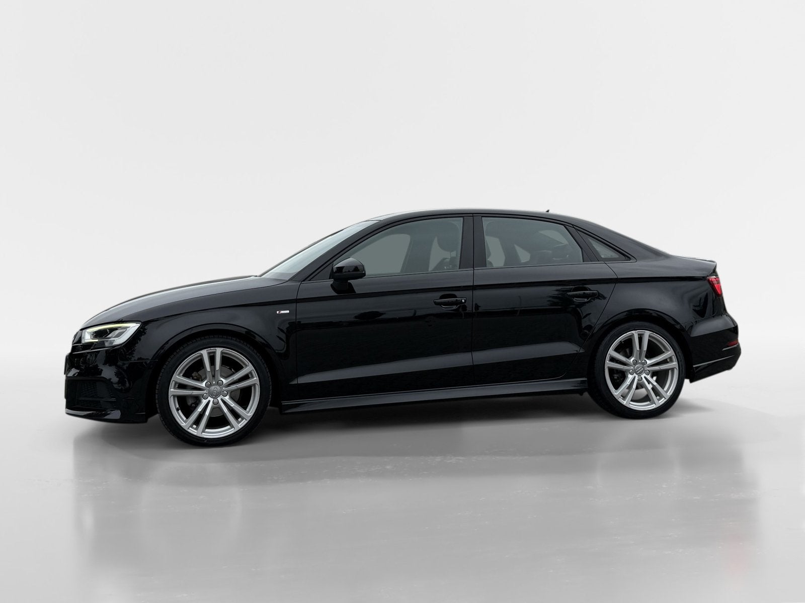 Audi A3 Limousine 1.5 TFSI CoD Sport S Line Edition Automaat, Auto's, 150 pk, Leder en Stof, Zwart, Origineel Nederlands