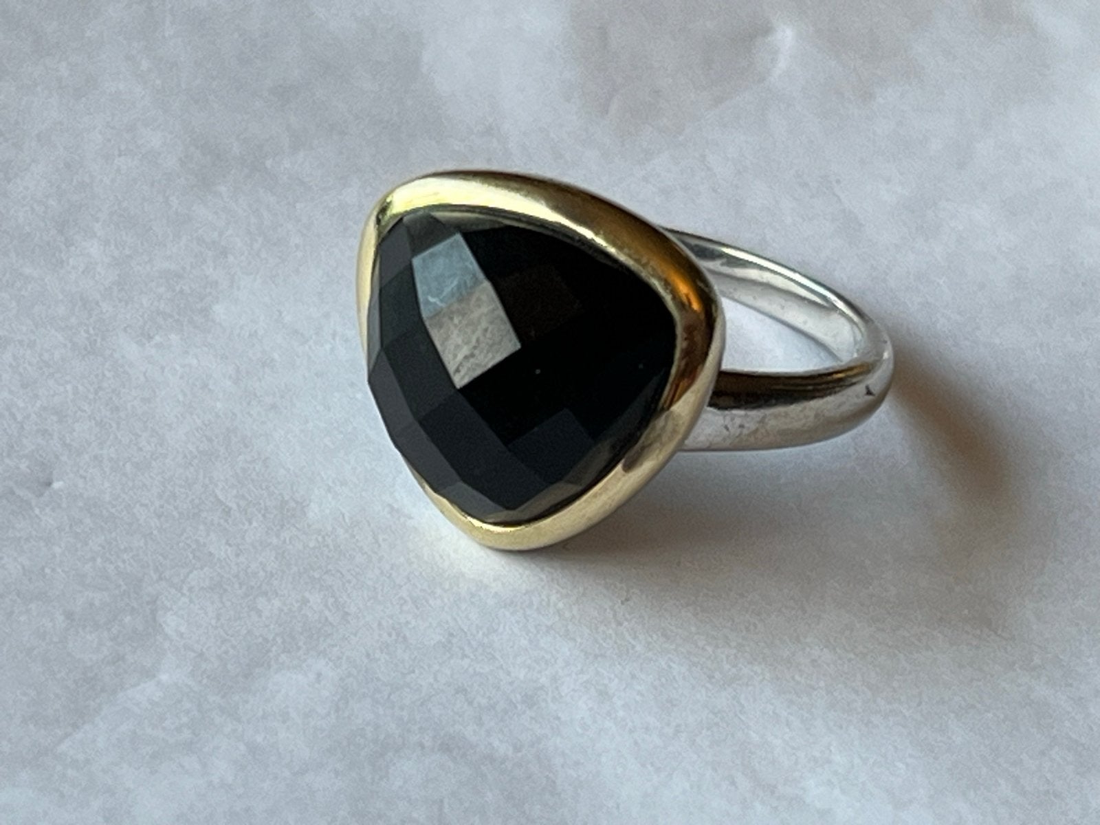 Zilveren/Gouden Ring met Facetgeslepen Granaat, Maat 18,5, 18 tot 19, Verzenden, Zwart, Zo goed als nieuw