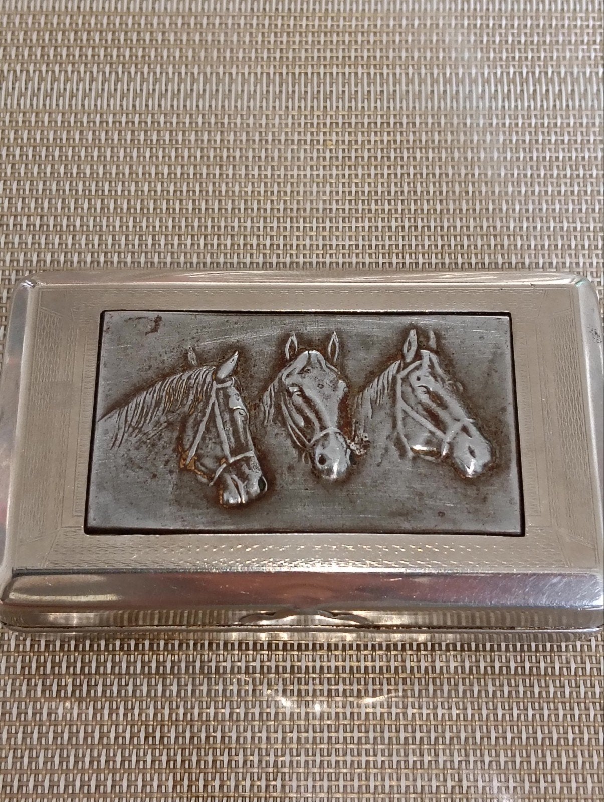 Antiek sigarettendoosje met paarden reliëf, Antiek en Kunst, Ophalen of Verzenden