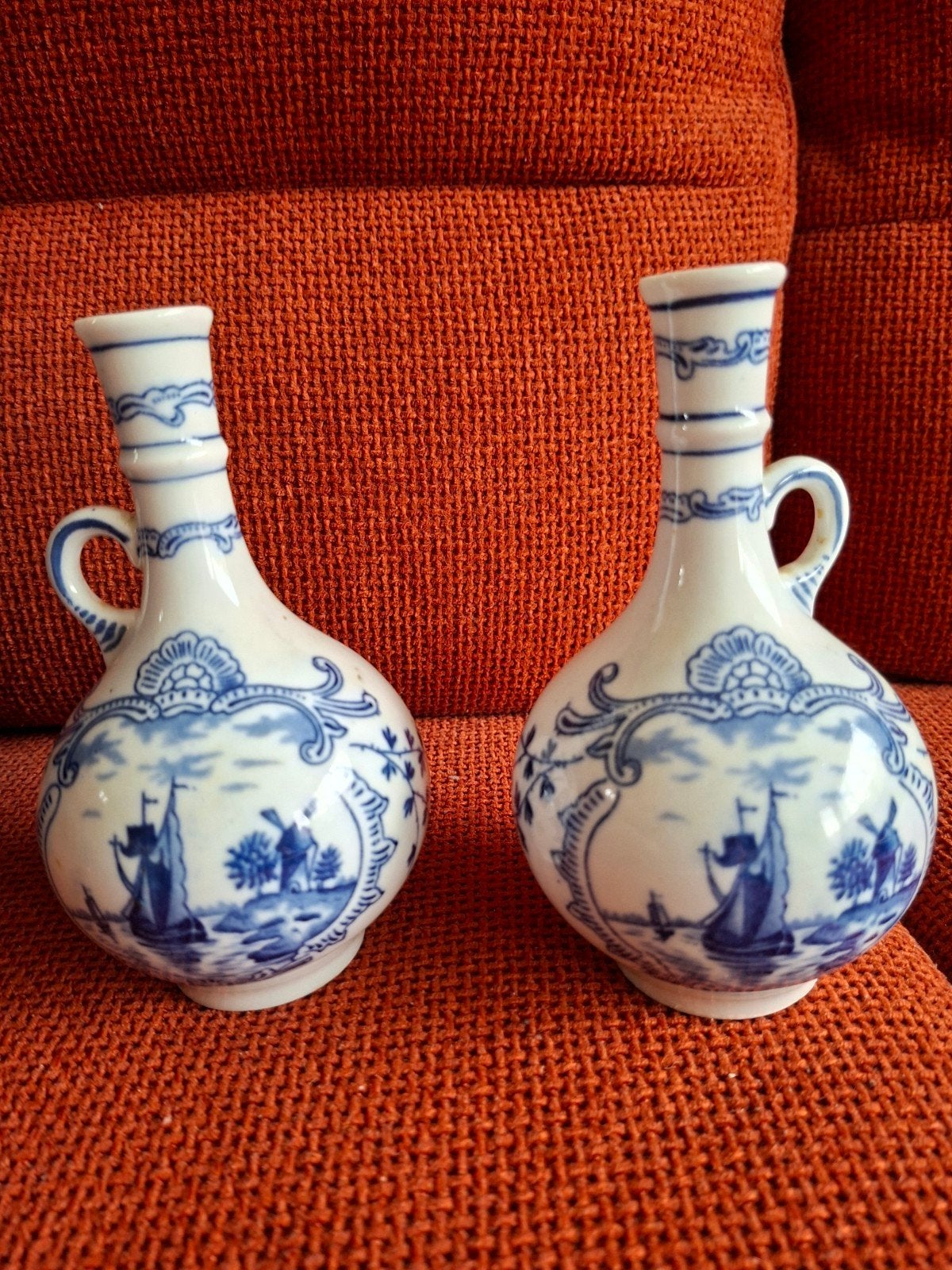 Set van 2 Delfts Blauwe Vazen met Hollandse Scènes, Antiek en Kunst, Antiek | Vazen, Ophalen of Verzenden